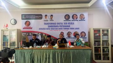 Ketua Komite I DPD RI, Fachrul Razi (kedua kanan), dalam webinar Kajian Rutin Reboan Lembaga Kajian Strategis Majelis Nasional KAHMI bertema "Transformasi Digital Tata Kelola Sumber Daya Pertanahan (Berantas Mafia Tanah dan Akhiri Tumpang Tindih Lahan)" di KAHMI Center, Jakarta, pada Rabu (17/11/2021). LMD MN KAHMI