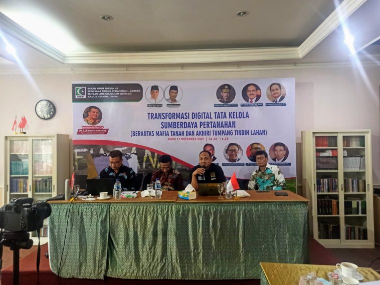 Ketua Komite I DPD RI, Fachrul Razi (kedua kanan), dalam webinar Kajian Rutin Reboan Lembaga Kajian Strategis Majelis Nasional KAHMI bertema "Transformasi Digital Tata Kelola Sumber Daya Pertanahan (Berantas Mafia Tanah dan Akhiri Tumpang Tindih Lahan)" di KAHMI Center, Jakarta, pada Rabu (17/11/2021). LMD MN KAHMI