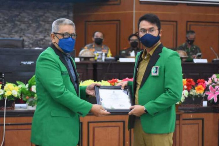 Proses penetapan Bupati Sinjai, Andi Seto Asapa (kanan), sebagai Anggota Kehormatan MD KAHMI Sinjai, Sulsel, pada Selasa (23/11/2021). Foto Infokini.id