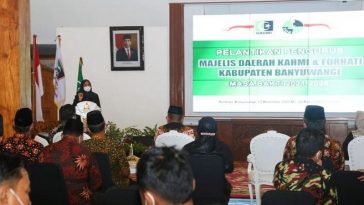 Bupati Banyuwangi, Ipuk Fiestiandani Azwar Anas (kiri depan), memberikan sambutan dalam pelantikan MD KAHMI-FORHATI Banyuwangi periode 2021-2026 di Pendopo Sabha Swagata Blambangan, Sabtu (28/11/2021) malam. Foto detik.com