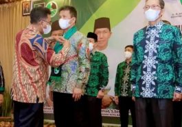 Prosesi pengukuhan Wali Kota Batam, Muhammad Rudi, sebagai Anggota Kehormatan KAHMI oleh Sekjen MN KAHMI, Manimbang Kahariady, di Kota Batam, Kepri, pada Minggu (28/11/2021). Foto MetroNews.co.id