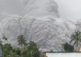 Awan panas guguran terlontar dari Gunung Semeru dan mengarah ke Besuk Kobokan, Desa Sapiturang, Kecamatan Pronojiwo, Kabupaten Lumajang, Jatim, pada Sabtu (4/12/2021), pukul 15.20 WIB. Dokumentasi BPBD Lumajang