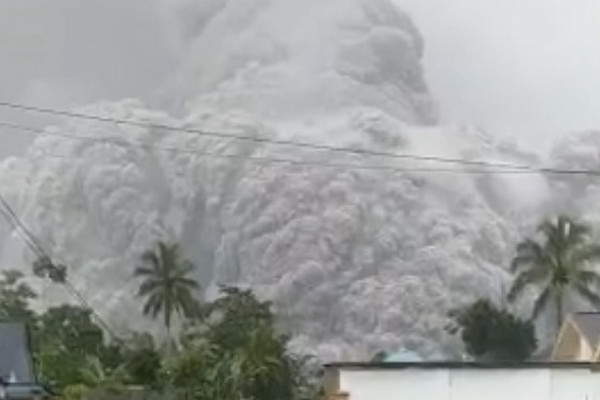 Awan panas guguran terlontar dari Gunung Semeru dan mengarah ke Besuk Kobokan, Desa Sapiturang, Kecamatan Pronojiwo, Kabupaten Lumajang, Jatim, pada Sabtu (4/12/2021), pukul 15.20 WIB. Dokumentasi BPBD Lumajang