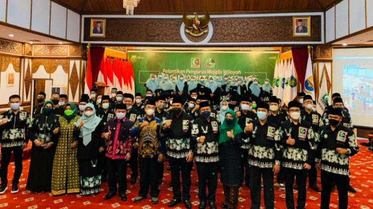 Foto bersama para pengurus MW KAHMI dan FORHATI Jambi 2021-2026 sesaat setelah dilantik di di Aula Rumah Dinas Gubernur Jambi, Sabtu (18/12/2021). Foto jambi-independent.co.id