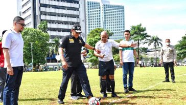 Ketua MPR, Bambang Soesatyo (kaus hitam), saat pembukaan Fun Football, salah satu rangkaian Pekan Olahraga MN KAHMI di Kompleks Parlemen, Jakarta, pada Jumat (28/1/2022). Dokumentasi pribadi