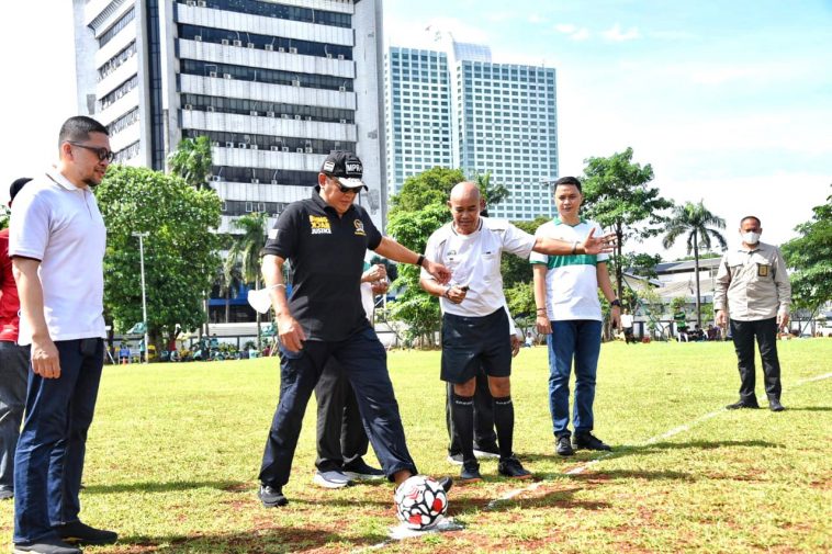 Ketua MPR, Bambang Soesatyo (kaus hitam), saat pembukaan Fun Football, salah satu rangkaian Pekan Olahraga MN KAHMI di Kompleks Parlemen, Jakarta, pada Jumat (28/1/2022). Dokumentasi pribadi