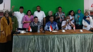 Ketua Umum Induk Koperasi TKBM Pelabuhan, HM Nasir (batik biru), usai menjadi narasumber Kajian Reboan #13, yang diadakan Lembaga Kajian Strategis MN KAHMI, bertema "Proyeksi Awal Tahun: Reformasi dan Transformasi Tata Kelola Ekosistem Logistik Nasional dan Peran Koperasi Tenaga Kerja Bongkar Muat Pelabuhan untuk Meningkatkan Daya Saing Perekonomian Nasional Mewujudkan Indonesia sebagai Poros Maritim Dunia", Rabu (19/1/2022). LMD MN KAHMI