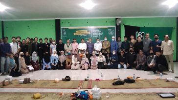 Kader dan alumni HMI se-Yogyakarta foto bersama usai mengikuti silaturahmi dan doa bersama dalam rangka dies natalis ke-75 HMI di Kota Yogyakarta, DIY, pada Sabtu (19/2/2022). Dokumentasi HMI Cabang Yogyakarta