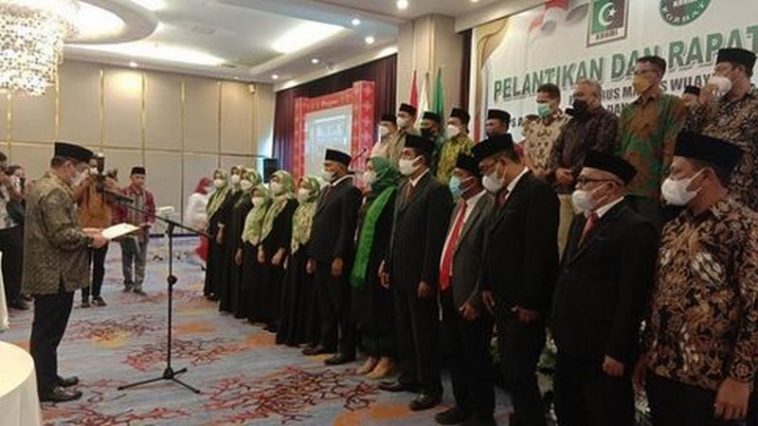 Koordinator Presidium MN KAHMI, Ahmad Riza Patria (kiri), melantik jajaran pengurus MW KAHMI dan FORHATI Maluku 2021-2026 di Kota Ambon, Maluku, pada Minggu (13/2/2022). Instagram/ifan.umasugi