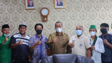 Wakil Wali Kota Pariaman, Mardison Mahyuddin (tengah), foto bersama dengan pengurus MD KAHMI Pariaman usai audiensi di Ruang Kerja Wawako Pariaman, Senin (31/1/2022). Foto Kawasansumbar.com