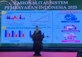 Direktur Utama PT Insan Cita Mandiri Sejahtera dan Ketua Umum MN FORHATI, Hanifah Husein, mempresentasikan tentang PT Insan Cita Mandiri Sejahtera dan KAHMIPay atau K-Pay di sela-sela penutupan Rakornas IV KAHMI di Kota Batam, Kepri, pada Sabtu (26/2/2022) malam. LMD MN KAHMI/Fatah Sidik