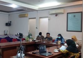 Sekjen MN KAHMI, Manimbang Kahariady (ketiga kiri), menyampaikan pesan saat mengikuti Rapat Panitia Rakornas IV KAHMI secara daring dan luring dari KAHMI Center, Jakarta Selatan, pada Rabu (23/2/2022). Foto LMD MN KAHMI/M. Gifari Decha