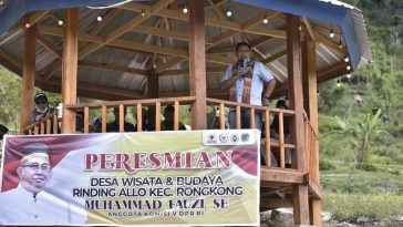 Anggota Komisi V DPR asal Dapil Sulsel III, Muhammad Fauzi, memberikan sambutan dalam peresmian desa wisata dan budaya di Desa Rinding Allo, Kecamatan Rongkong, Kabupaten Luwu Utara, Sulsel, pada Minggu (27/2/2022). Instagram/@muhammadfauzi.id