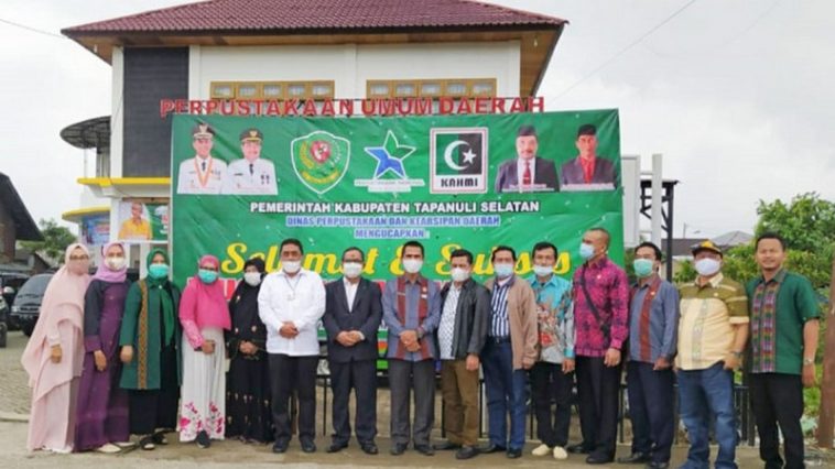 Sekda Tapsel, Parulian Nasution, foto bersama Komisioner Bawaslu usai penyerahan sumbangan buku di halaman Perpustakaan Prof. Lafran Pane, Sumatera Utara, pada Jumat (11/2/2022). Istimewa