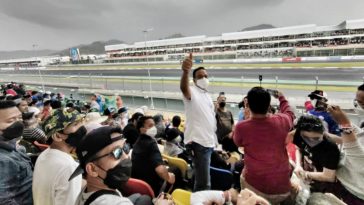 Gubernur DKI Jakarta, Anies Baswedan (mengacungkan jempol), saat menyaksikan pertandingan MotoGP di Sirkuit Mandalika, Pulau Lombok, NTB, pada Minggu (20/3/2022). Twitter/@aniesbaswedan