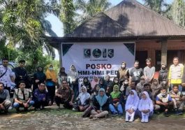 Kader HMI dan pengurus KAHMI dan FORHATI Sumbar foto bersama di sela-sela bakti sosial kepada korban gempa di Kabupaten Pasaman, Sumbar, pada Sabtu (19/3/2022). Foto Padang Ekspres