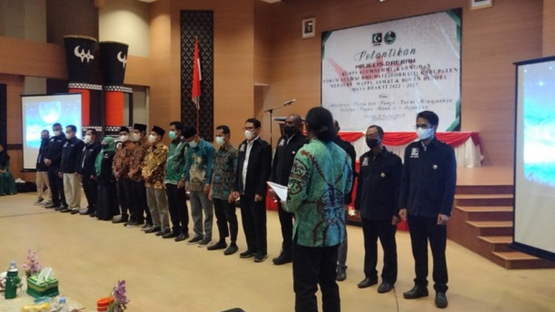 Sekertaris Umum MW KAHMI Papua, Fahdal Alhamid, melantik pengurus empat MD KAHMI 2022-2027 di Auditorium Kantor Bupati Merauke, Papua, pada Kamis (10/3/2022). Foto Cenderawasih Pos