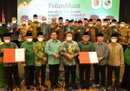 Para pengurus MW KAHMI dan FORHATI Sumsel 2021-2026 foto bersama Gubernur Herman Deru, Presidium Viva Yoga Mauladi, Sekjen Manimbang Kahariady, dan beberapa undangan di sela-sela pelantikan di Kota Palembang, Sumsel, pada Sabtu (12/3/2022). Dokumentasi Pemprov Sumsel