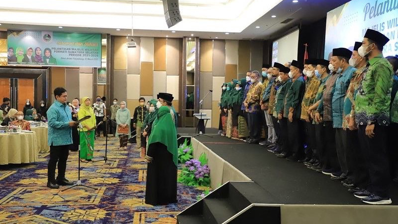 Presidium MN KAHMI, Viva Yoga Mauladi (kiri), saat melantik jajaran pengurus MW KAHMI Sumsel 2021-2026 di Kota Palembang, Sabtu (12/3/2022). Foto Sumselupdate.com