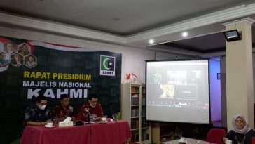 Koordinator Presidum MN KAHMI, Ahmad Riza Patria (batik merah), saat memimpin Rapat Presidium MN KAHMI di KAHMI Center, Jakarta, pada Kamis (10/3/2022). Foto LMD MN KAHMI/Muliansyah