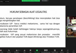 Guru Besar Universitas Hasanuddin (Unhas), Abrar Saleng (kanan bawah), menyampaikan paparannya dalam webinar "Legalitas dan Transparansi Pencabutan IUP Operasi Produksi dan Percepatan RKAB 2022 untuk PEN Sektor Minerba Pascapandemi Covid-19" yang digelar Lembaga Kajian Strategis MN KAHMI, Rabu (16/3/2022). Foto LMD MN KAHMI/Azka Rizqi