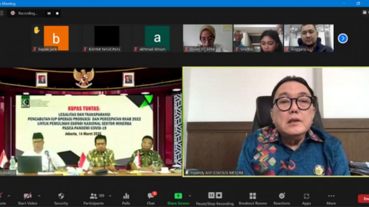 Staf Khusus Menteri ESDM, Irwandy Arif (kanan), memberikan paparan dalam webinar "Legalitas dan Transparansi Pencabutan IUP Operasi Produksi dan Percepatan RKAB 2022 untuk PEN Sektor Minerba Pascapandemi Covid-19" yang digelar Lembaga Kajian Strategis MN KAHMI, Rabu (16/3/2022). Foto LMD MN KAHMI/Azka Rizqi