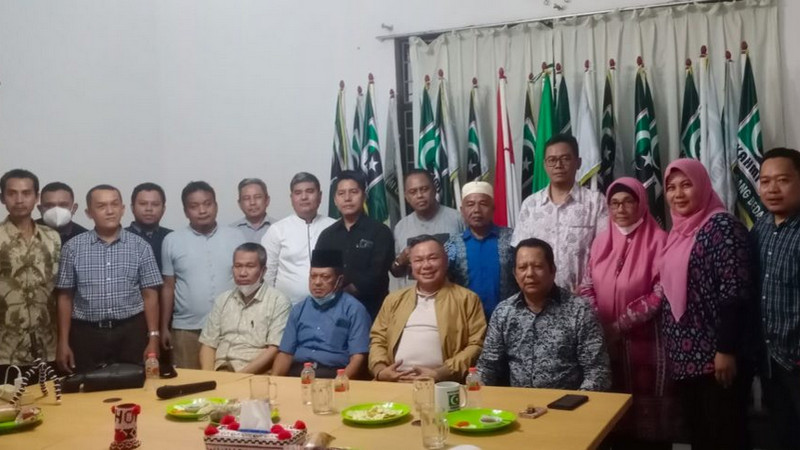 Pengurus KAHMI Sumut dan Badko HMI Sumut foto bersama usai berdialog bersama Duta Besar RI untuk Kerajaan Maroko-Mauritania, Hasrul Azwar. Istimewa