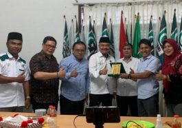 Ketua PWI Sumut, Farianda Putra Sinik (tengah), foto bersama dengan pengurus MW KAHMI Sumut usai dialog "Peran Pers dalam Rangka Penguatan Elektabilitas Alumni HMI Sumut" di Sekretariat KAHMI Sumut, Kota Medan, pada Jumat (25/3/2022). Dokumentasi PWI