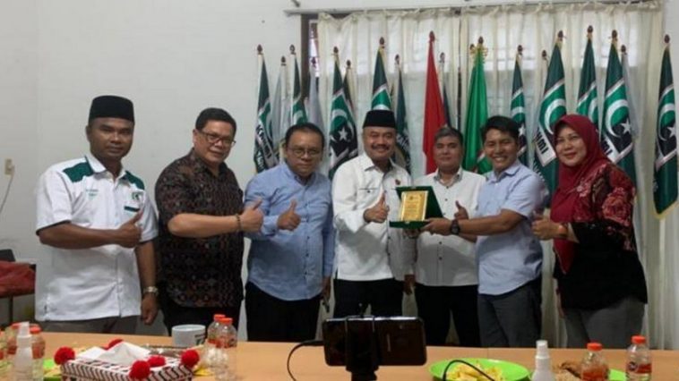 Ketua PWI Sumut, Farianda Putra Sinik (tengah), foto bersama dengan pengurus MW KAHMI Sumut usai dialog "Peran Pers dalam Rangka Penguatan Elektabilitas Alumni HMI Sumut" di Sekretariat KAHMI Sumut, Kota Medan, pada Jumat (25/3/2022). Dokumentasi PWI