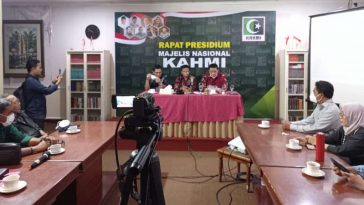 Koordinator Presidium MN KAHMI, Ahmad Riza Patria (kanan depan), didampingi Presidium Hamdan Zoelva (kiri depan) dan Sekretaris Jenderal Manimbang Kahariady saat memutuskan tuan rumah Munas XI KAHMI dalam Rapat Presidium MN KAHMI di KAHMI Center, Jakarta, pada Kamis (10/3/2022). Foto LMD MN KAHMI/Rhoma