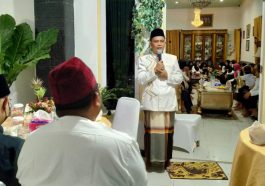 Presidium MW KAHMI Bengkulu, Syarifudin, memberikan sambutan dalam acara silaturahmi kader dan alumni HMI lintas generasi sekaligus buka puasa bersama dan pemberian santunan di kediamannya, Kota Bengkulu, Bengkulu, pada Rabu (27/4/2022). Foto MW KAHMI Bengkulu