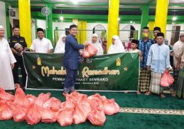 Prosesi pembagian paket sembako kepada masyarakat oleh MW KAHMI Kepri, Prodi Ilmu Hukum FISIP Umrah, dan Dewan Dakwah Kepri saat menggelar Mahabbah Ramadhan 1443 H/2022 di salah satu masjid, April 2022. Foto Lihatkepri.com