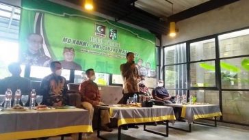 Bupati Majalengka, Karna Sobahi (berdiri), memberikan sambutan dalam halalbihalal MD KAHMI Majalengka dan HMI Cabang Majalengka, Jabar, pada Selasa (10/5/2022). Foto Zonabandung.com