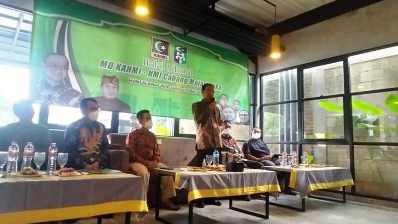 Bupati Majalengka, Karna Sobahi (berdiri), memberikan sambutan dalam halalbihalal MD KAHMI Majalengka dan HMI Cabang Majalengka, Jabar, pada Selasa (10/5/2022). Foto Zonabandung.com