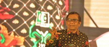 Ketua Dewan Pakar MN KAHMI, Mahfud MD, memberikan sambutan dalam "Gala Dinner KAHMI" di Kota Palu, Sulteng, pada Kamis (24/11/2022). Foto Antara/Muhammad Izfaldi