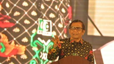 Ketua Dewan Pakar MN KAHMI, Mahfud MD, memberikan sambutan dalam "Gala Dinner KAHMI" di Kota Palu, Sulteng, pada Kamis (24/11/2022). Foto Antara/Muhammad Izfaldi