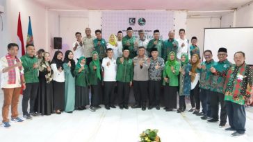 Koorpres MW KAHMI Sultra sekaligus Bupati Konut, Ruksamin (tengah), foto bersama Wakil Bupati Konut, Abuhaera (delapan dari kiri); Presidium KAHMI Sultra, Presidium KAHMI Konut terpilih; serta peserta Musda II KAHMI serta FORHATI Konut usai Musda II KAHMI dan FORHATI Konut, Kamis (10/11/2022). Foto Kendari Pos/Helmin Tosuki