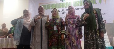 Koordinator Presidium MN FORHATI 2022-2027 terpilih, Cut Emma (kedua kanan), foto bersama empat Presidium terpilih di sela-sela Munas V FORHATI di Kota Palu, Sulteng, pada Minggu (27/11/2022). Foto Panitia Nasional Munas V FORHATI/Widya Victoria