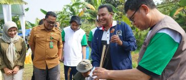 Presidium MN KAHMI, Abdullah Puteh (kedua kanan), secara simbolis membukan Gerakan KAHMI & FORHATI Menanam Sejuta Pohon di Kabupaten Bogor, Jabar, pada Sabtu (30/9/2023). Dokumentasi panitia