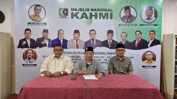 Sekretaris Jenderal MN KAHMI, Syamsul Qomar (tengah), memberikan keterangan tentang sikap KAHMI mendukung milisi Palestina, Hamas, menyerang Israel pada Sabtu (7/10/2023) dini hari. Dokumentasi MN KAHMI