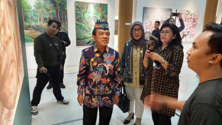 Ketua Umum MW KAHMI Kalteng, Abdul Razak (tengah), yang akan diusung Golkar sebagai cagub pada Pilkada 2024. Dokumentasi DPRD Kalteng