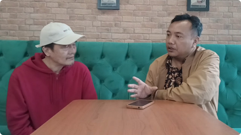 Direktur Program Puspoll Indonesia, Chamad Hojin (kanan). YouTube/Hamid Nasution