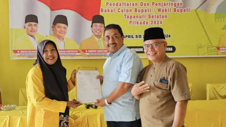 Koordinator Presidium MD KAHMI Tapanuli Selatan, Parulian Nasution (tengah), mengambil formulir calon bupati Tapanuli Selatan di Sekretariat Partai Golkar setempat, Kamis (18/4/2024). Istimewa