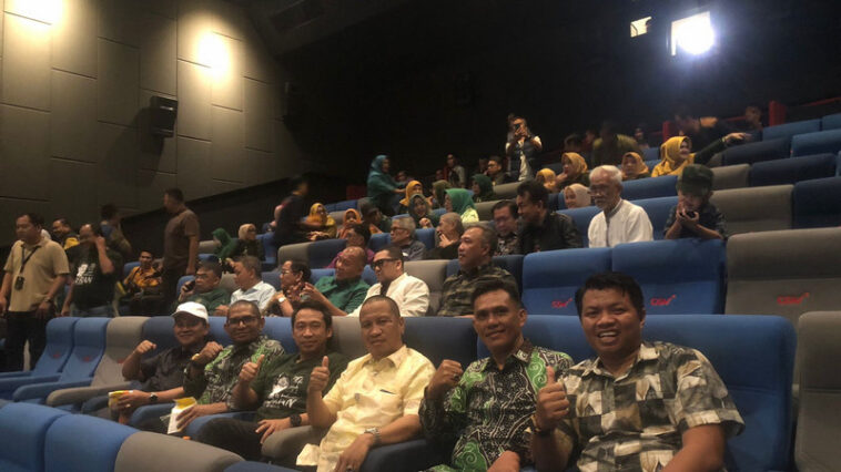 Kader HMI dan KAHMI se-Lampung menyaksikan pemutaran perdana film Lafran di Bandar Lampung, Lampung, pada Selasa (7/5/2024). Dokumentasi pribadi