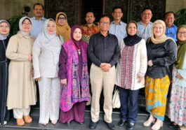 Ketua Dewan Pakar Majelis Nasional Korps Alumni Himpunan Mahasiswa Islam (MN KAHMI), Mahfud MD, mengadakan rapat untuk persiapan konvensi guru besar, doktor, dan cendekiawan alumni HMI di Jakarta, Minggu (5/5/2024). KAHMI akan menggelar konvensi guru besar untuk mencari solusi atas berbagai permasalahan bangsa. Dokumentasi Kang Jana