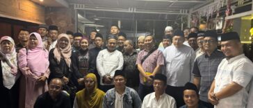 Foto bersama seusai pembacaan Yasin, Tahlil dan Penyampaian Testimoni pada Peringatan Malam Ketujuh Meninggalnya Kholis Malik (Ketum PB HMI 2002-2004) di Jakarta pada Minggu (24/11/2024).