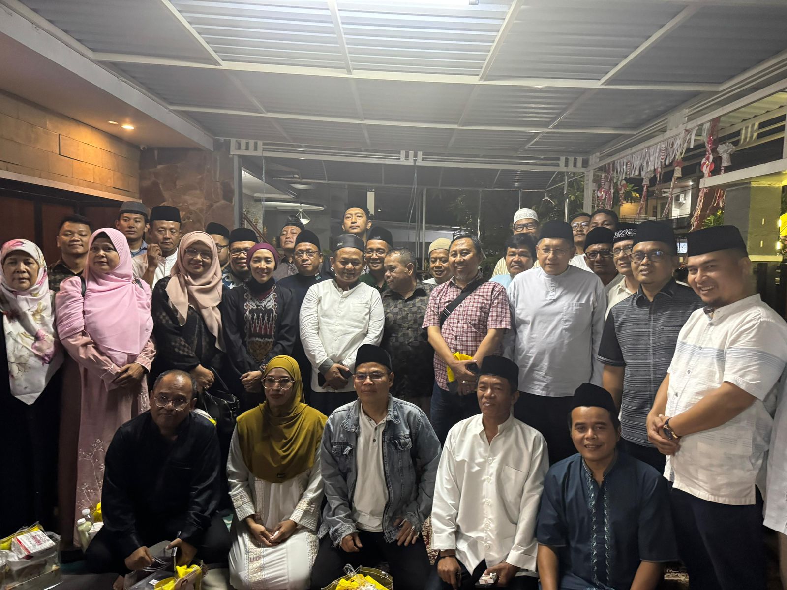 Foto bersama seusai pembacaan Yasin, Tahlil dan Penyampaian Testimoni pada Peringatan Malam Ketujuh Meninggalnya Kholis Malik (Ketum PB HMI 2002-2004) di Jakarta pada Minggu (24/11/2024).