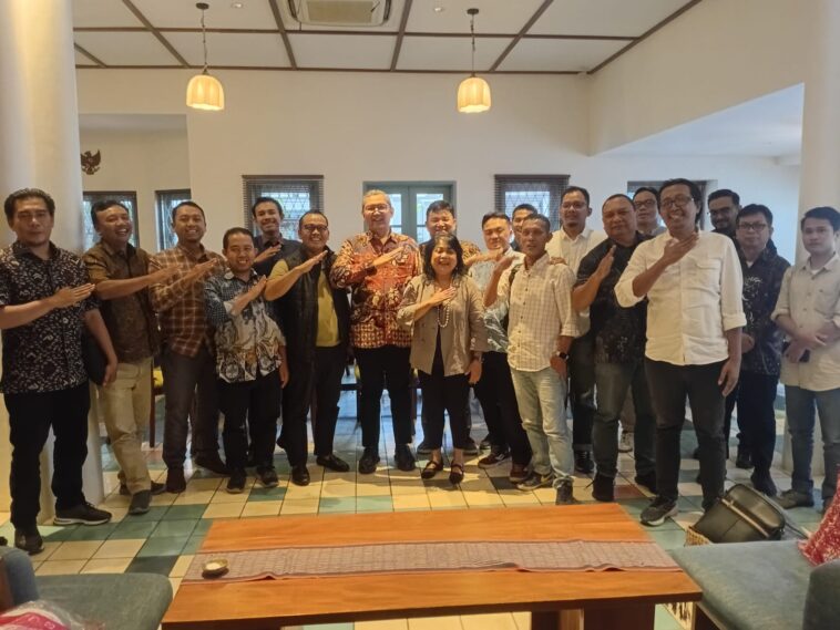 Deputi Bidang Kerja Sama Penanaman Modal Kementerian Investasi dan Hilirisasi/BKPM, Prof. Dr. Tirta Nugraha Mursitama, Ph.D (tengah)