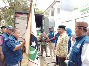 Mantan Gubernur Aceh, Abdullah Puteh, Melepas Tim Relawan ke Sumatera